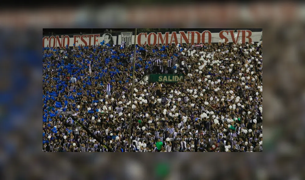 Barra de Alianza Lima criticó a la congresista Luciana León por posar con la camiseta de Perú. | Foto: GLR