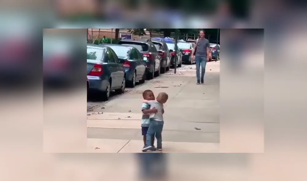 Video es viral en YouTube. Dos pequeños se volvieron amigos inseparables, al punto de que dos días para ellos fue una eternidad y este conmovedor abrazo lo prueba. Foto: Captura. Video es viral en YouTube. Dos pequeños se volvieron amigos inseparables, al punto de que dos días para ellos fue una eternidad y este conmovedor abrazo lo prueba. Foto: Captura.