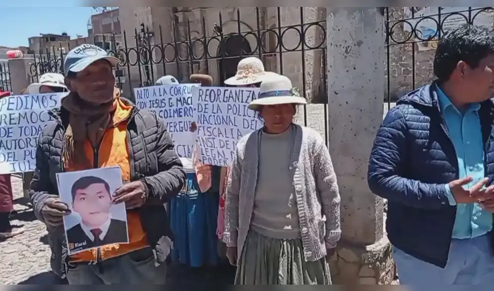 Padre del joven hallado muerto protestan en la plaza de armas de la ciudad de Juliaca. Foto: Captura de video/Onda Azul