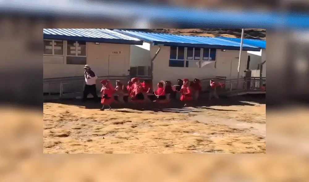 A casi 4 metros de altura, niños muestran su apoyo a la selección con conmovedor gesto [VIDEO]