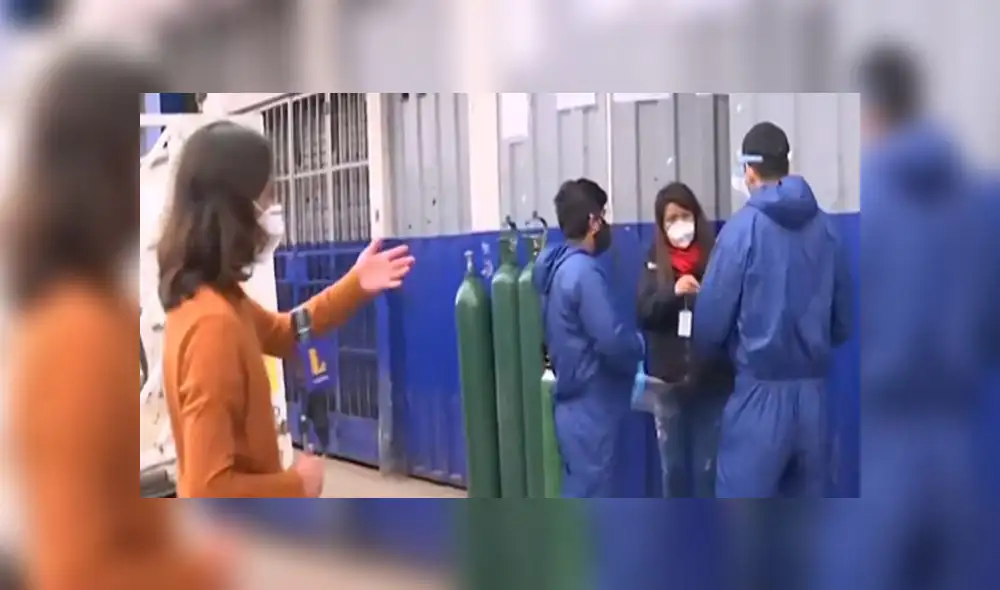Personas que afirman curar la COVID-19 con dióxido de cloro también pegan avisos en los exteriores del local. (Foto: Captura de video / Latina Noticias)