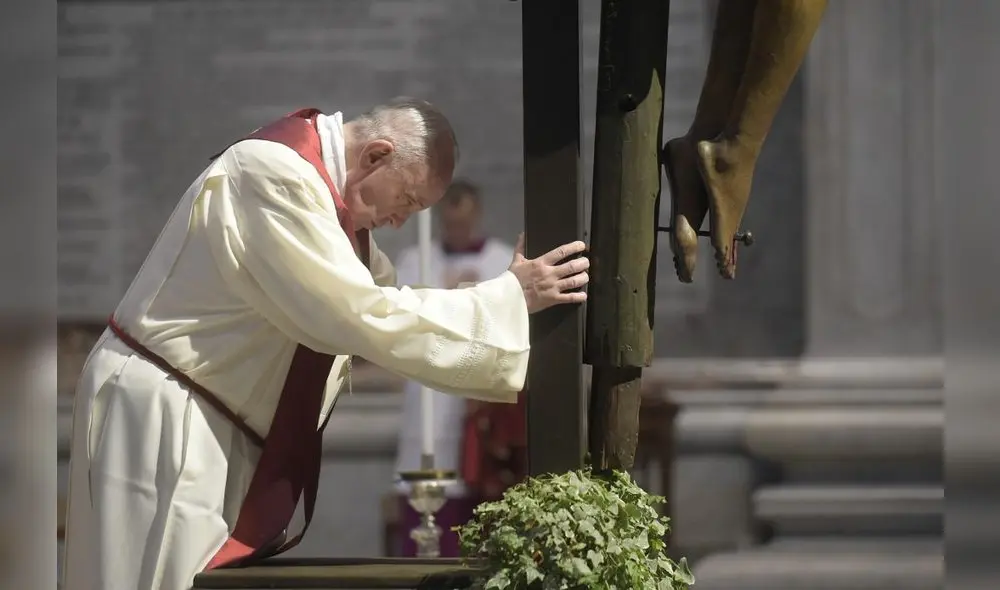 El papa Francisco rezó frente al llamado crucifijo de la Gran Peste. Foto: AFP.