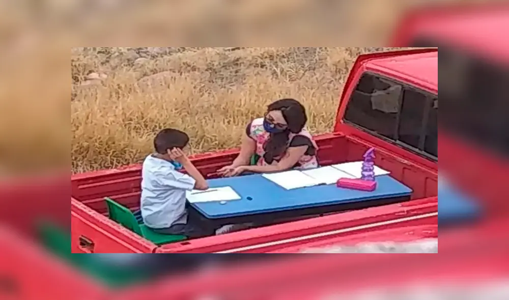 Nay convirtió la tolva de su camioneta en un aula rodante, donde da clases a los alumnos de nivel primario. (Captura: Noticieros Televisa)