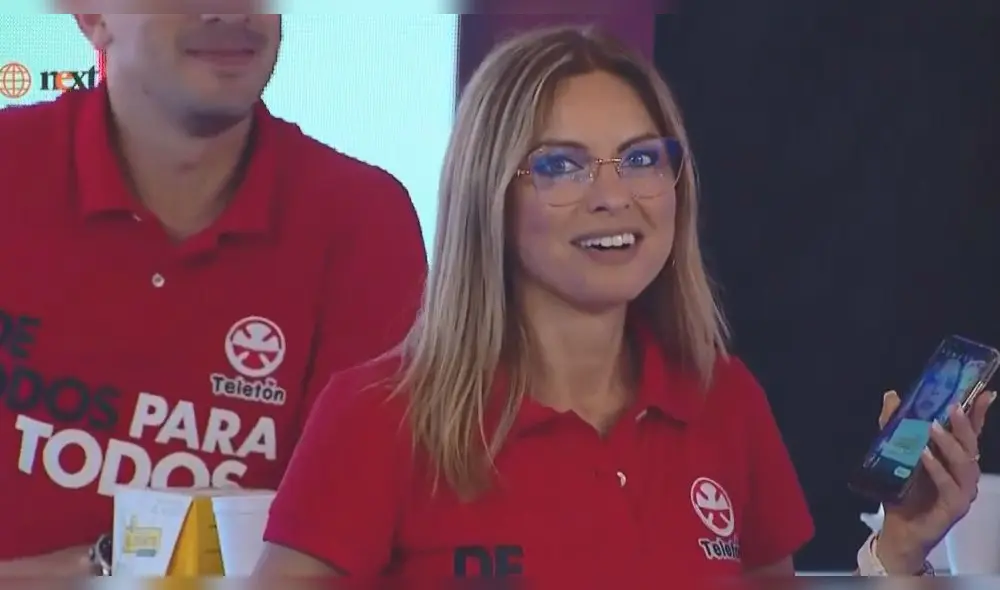 Jorge Benavides reclama a Karina Rivera al ser captada chateando en Teletón Jorge Benavides reclama a Karina Rivera al ser captada chateando en Teletón