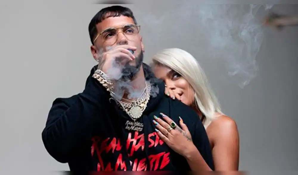 Anuel AA presume nuevo collar de diamantes que lleva el nombre de Karol G [VIDEO]