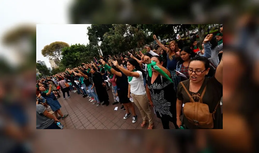 Un violador en tu camino: PNP lanza bombas lacrimógenas contra manifestantes en Parque Kennedy Un violador en tu camino: PNP lanza bombas lacrimógenas contra manifestantes en Parque Kennedy
