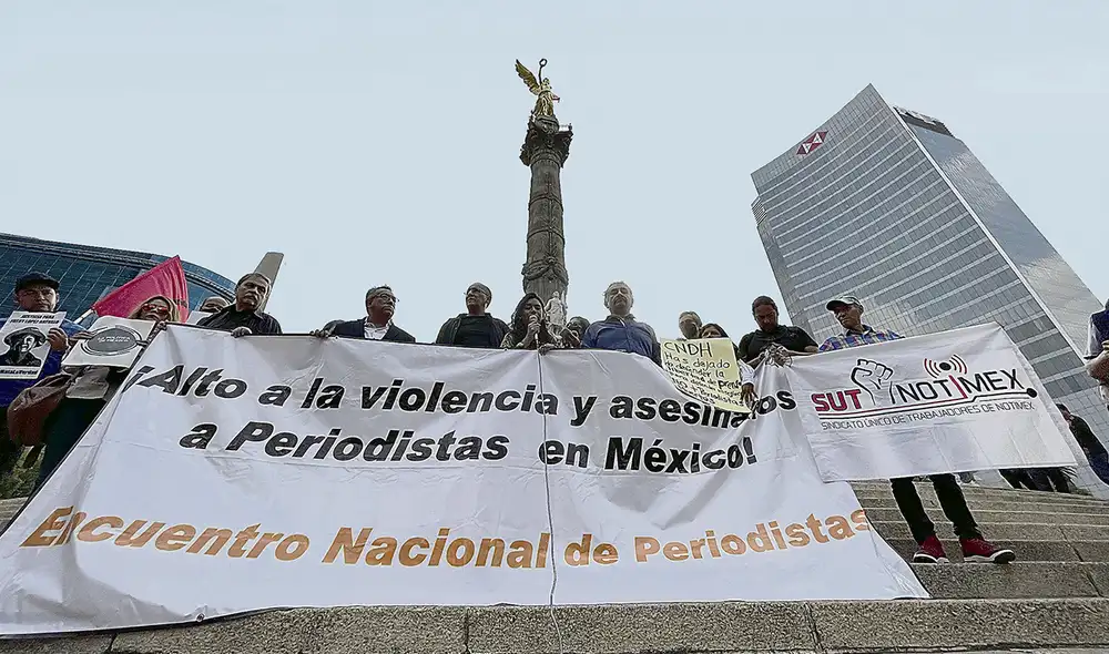 En la mira. La enorme mayoría de periodistas mexicanos son amenazados de muerte por funcionarios o por los carteles del narcotráfico. Y todo ante la indiferencia del Gobierno central. En la mira. La enorme mayoría de periodistas mexicanos son amenazados de muerte por funcionarios o por los carteles del narcotráfico. Y todo ante la indiferencia del Gobierno central.