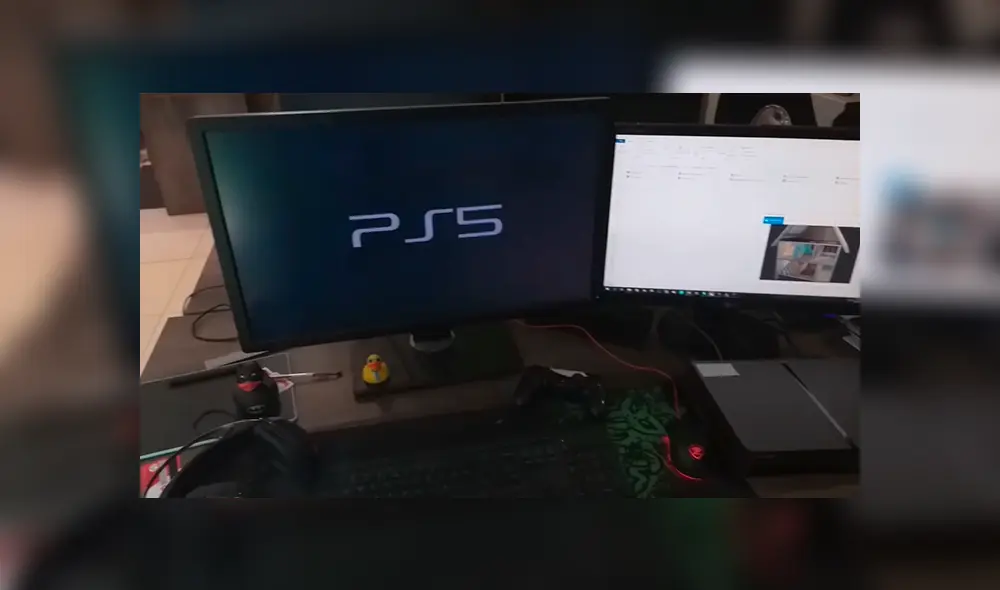 La consola de PlayStation 5 está al lado del monitor donde aparece el logo de PS5.