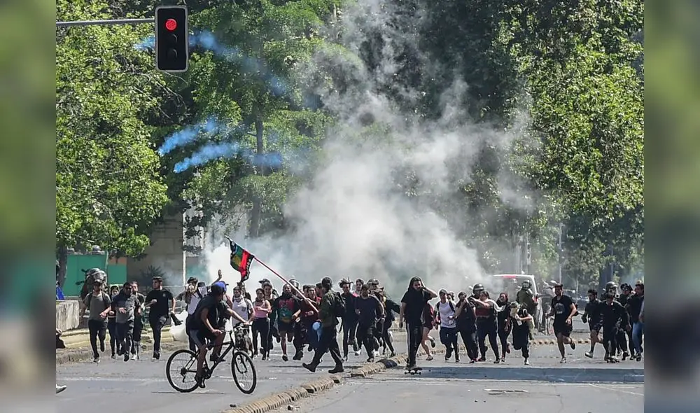 La militarización del país ha ido en aumento para tratar de controlar los desmanes violentos en los que derivó desde el pasado viernes la radicalización de la protesta ciudadana contra el alza del precio del metro. Foto: AFP. La militarización del país ha ido en aumento para tratar de controlar los desmanes violentos en los que derivó desde el pasado viernes la radicalización de la protesta ciudadana contra el alza del precio del metro. Foto: AFP.