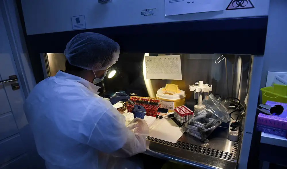 Un técnico de laboratorio comprueba las identidades de las muestras para las pruebas de PCR para detectar COVID-19 en un laboratorio de análisis en París (Francia). Foto: AFP Un técnico de laboratorio comprueba las identidades de las muestras para las pruebas de PCR para detectar COVID-19 en un laboratorio de análisis en París (Francia). Foto: AFP