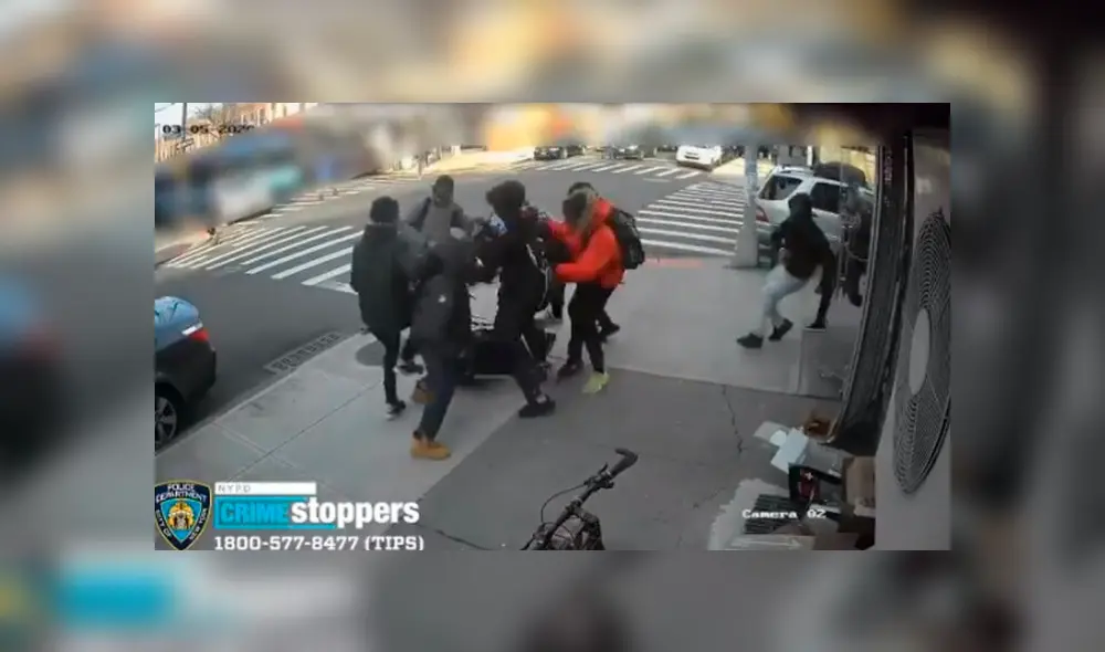 Precisos instantes del ataque a la joven. Foto:PDNY Precisos instantes del ataque a la joven. Foto:PDNY