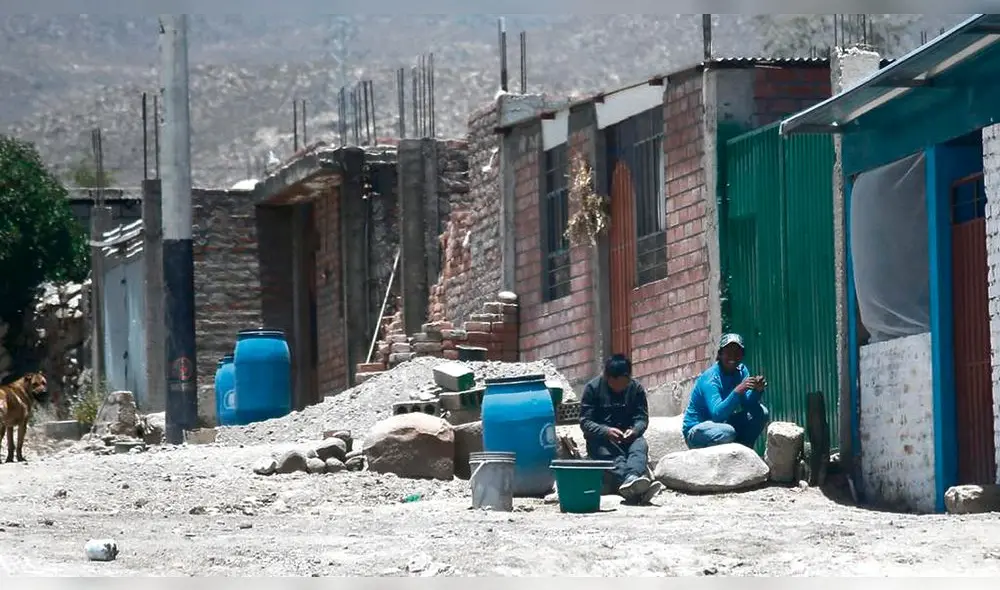 agua potable. Es el ritual de todos los días, esperar al cisterna para que llene sus bidones. agua potable. Es el ritual de todos los días, esperar al cisterna para que llene sus bidones.