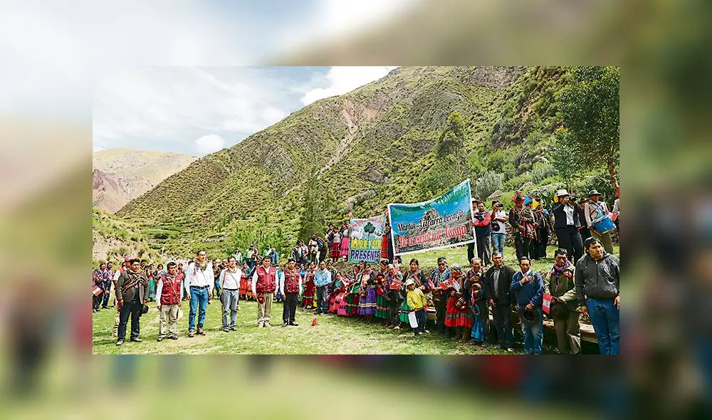 Visita. Mandatario llegó hasta el pueblo de Sifincani, en Moquegua, y tuvo que caminar hasta zona donde se hará represa.