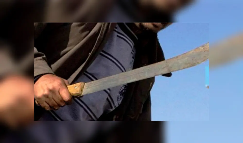 El agresor fue capturado por los policías. El agresor fue capturado por los policías.