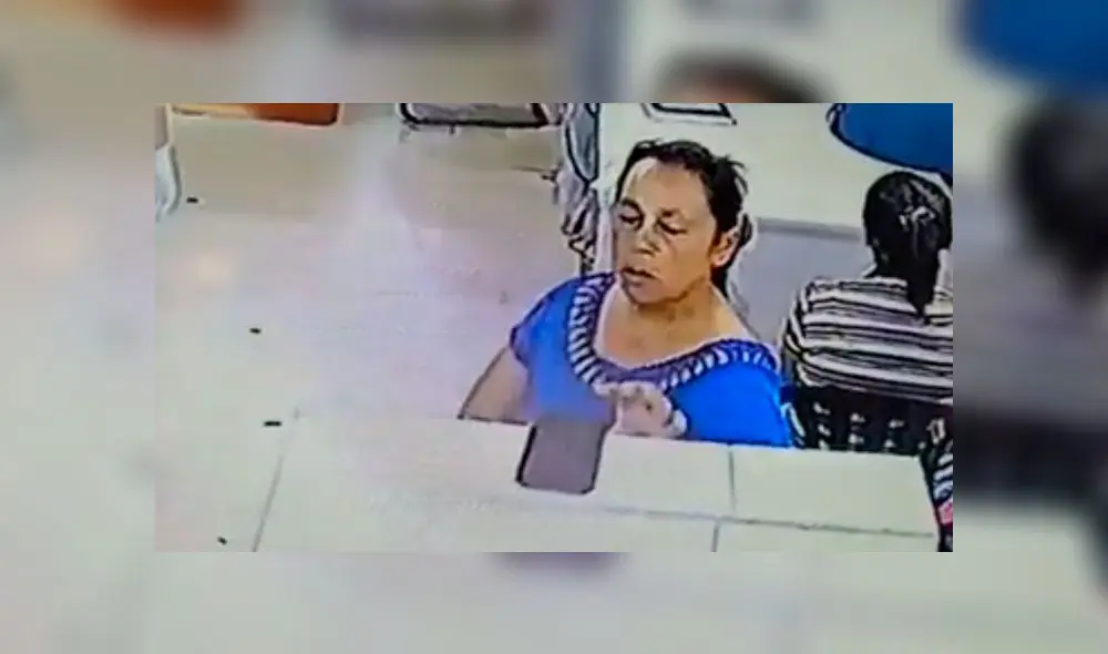 Mujer roba celular de médico que estaba atendiendo a su hermano [VIDEO]