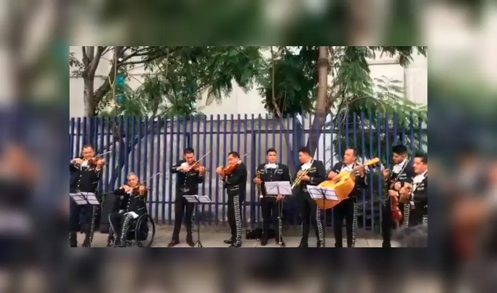 En Facebook, unos mariachis aprovecharon la visita de los hermanos Jonas a México, para tocar una de sus canciones. En Facebook, unos mariachis aprovecharon la visita de los hermanos Jonas a México, para tocar una de sus canciones.