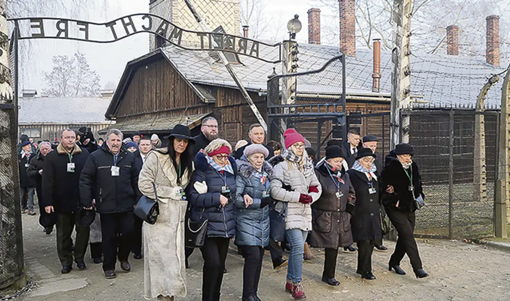 Memorias. Los sobrevivientes de Auschwitz, junto a representantes de otros países, recorren las instalaciones del antiguo campo de concentración.