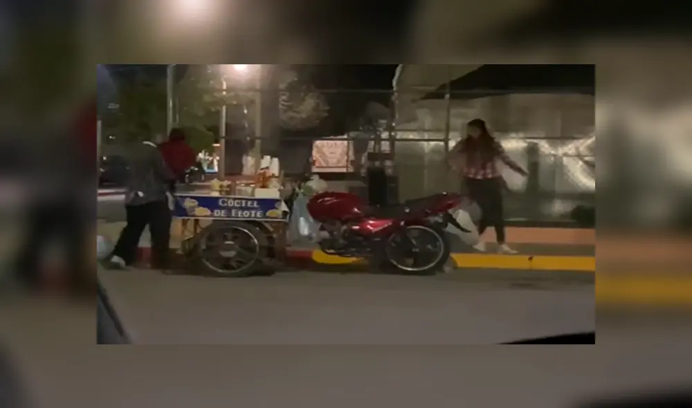 Desliza las imágenes para ver la emotiva escena que protagonizó esta pareja de vendedores ambulantes. Foto: Captura/RecreoViral