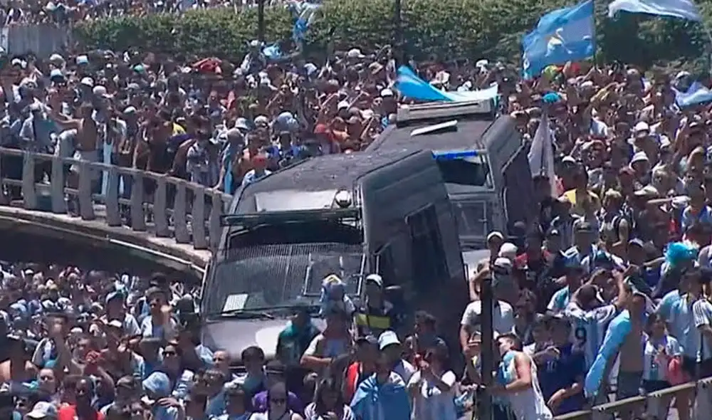 Tras el cambio del recorrido, miles de hinchas lanzaron piedras y acusaron a la AFA; otros, solo corrieron a la autopista 25 de Mayo para ver a la selección. Foto: Clarín Tras el cambio del recorrido, miles de hinchas lanzaron piedras y acusaron a la AFA; otros, solo corrieron a la autopista 25 de Mayo para ver a la selección. Foto: Clarín