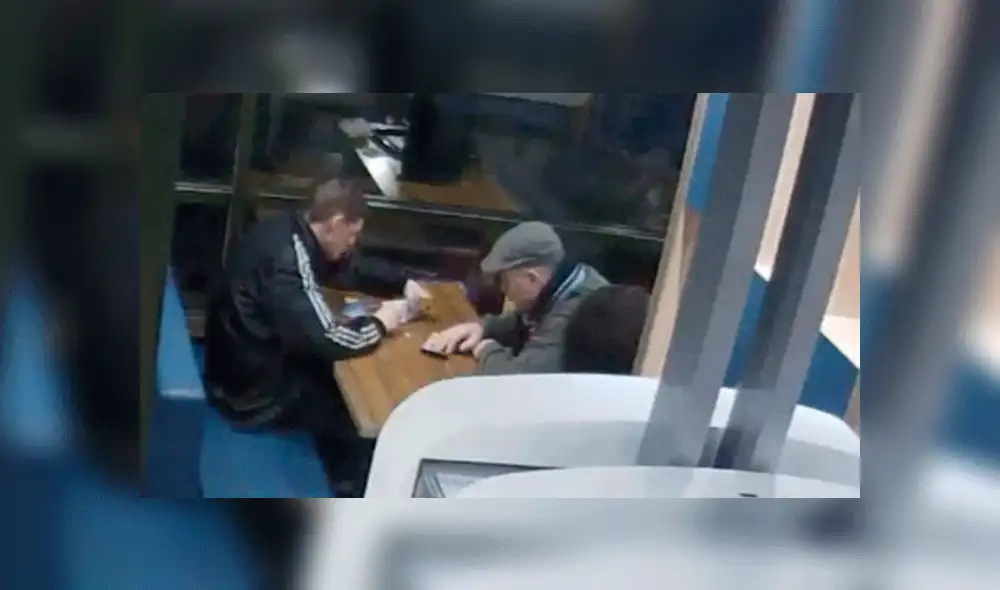 Hombres consumían drogas frente a niños en local de comida rápida 