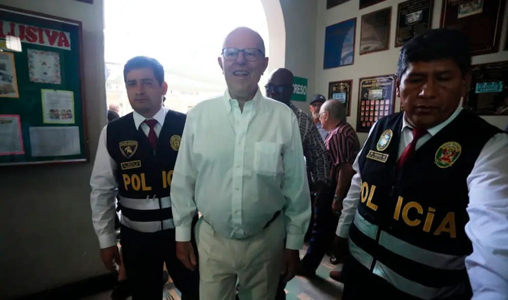 Pedro Pablo Kuczynski acudió a votar custodiado por policías