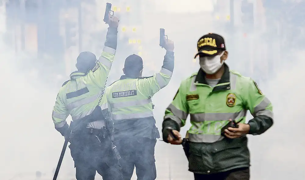 Excesos. El enfrentamiento en el jirón de la Unión fue tan violento que los efectivos policiales dispararon al aire para dispersar a los manifestantes. Ocurrió el martes 10 de noviembre a las 11:30 a.m. Foto: Jorge Cerdán/La República Excesos. El enfrentamiento en el jirón de la Unión fue tan violento que los efectivos policiales dispararon al aire para dispersar a los manifestantes. Ocurrió el martes 10 de noviembre a las 11:30 a.m. Foto: Jorge Cerdán/La República