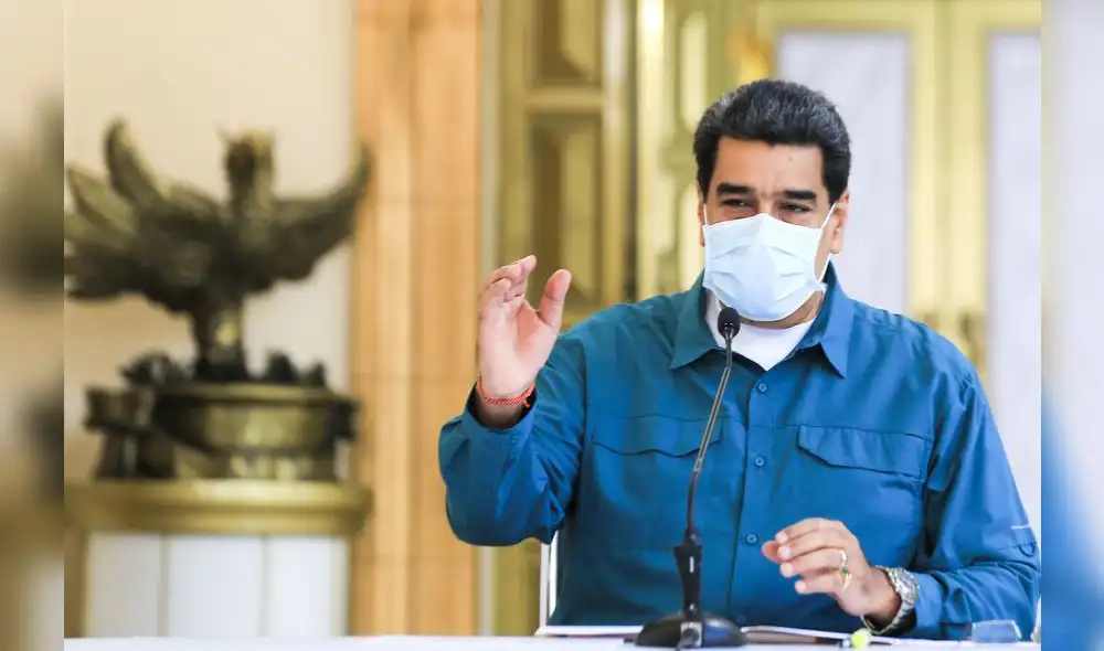A market trader shows different currency notes in Caracas on March 10, 2019, during the third day of a massive power outage which has left Venezuelans without communications, electricity and water. - The unprecedented power outage already left 15 patients dead and threatens to extend indefinitely, increasing distress for the severe political and economic crisis hitting the oil-rich South American nation. (Photo by Cristian Hernandez / AFP)