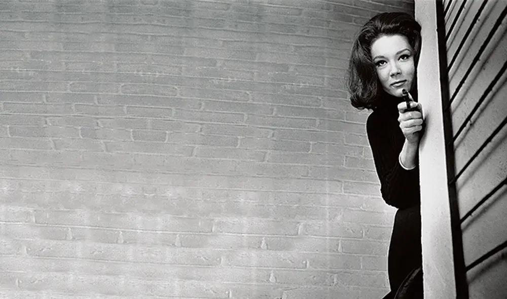 Desde los 60, Rigg se convirtió en una figura para las mujeres gracias a su papel de Emma Peel en Los vengadores. Desde los 60, Rigg se convirtió en una figura para las mujeres gracias a su papel de Emma Peel en Los vengadores.