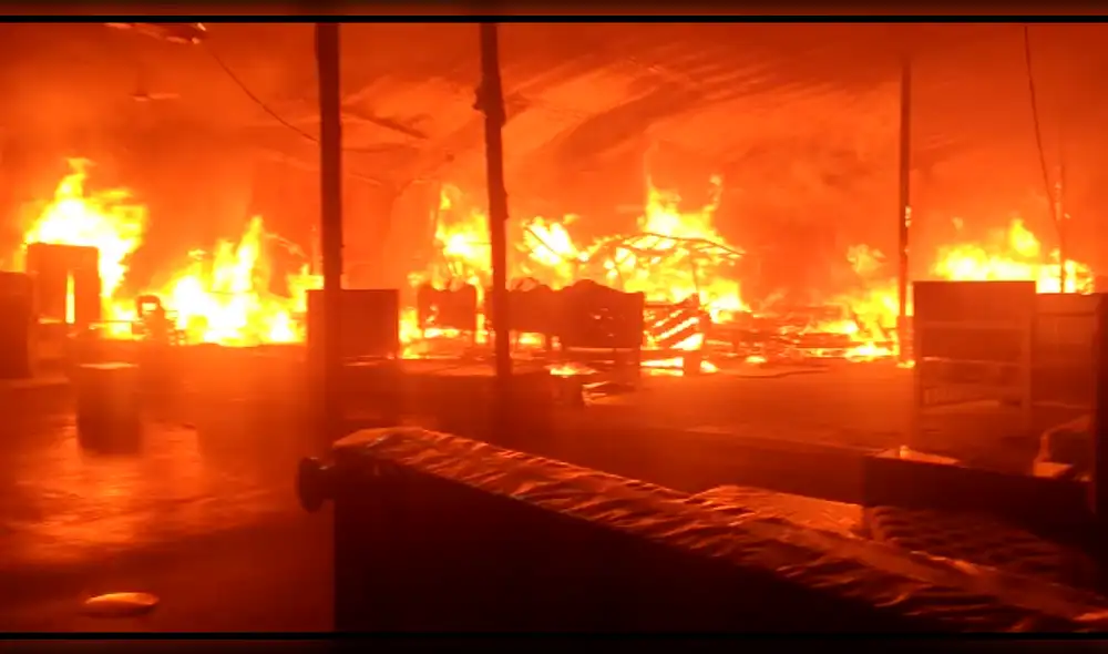 Incendio en Ate esta movilizando a cinco unidades de los bomberos. / Creditos: Cortesía Incendio en Ate esta movilizando a cinco unidades de los bomberos. / Creditos: Cortesía