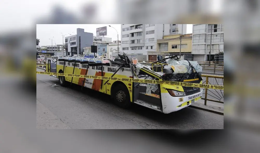 El desprendimiento de todo el techo de la unidad evidencia la fuerza del impacto. (Foto: John Reyes / La República) El desprendimiento de todo el techo de la unidad evidencia la fuerza del impacto. (Foto: John Reyes / La República)