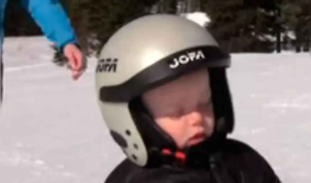 YouTube: pequeño niño se queda dormido, mientras estaba esquiando [VIDEO]