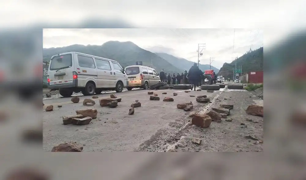 Pobladores bloquearon la carretera Panamericana Sur a la altura del puente Arturo. Pobladores bloquearon la carretera Panamericana Sur a la altura del puente Arturo.