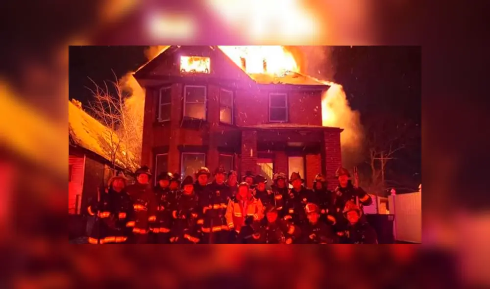 La foto causó indignación al ver a los responsables de apagar el incendio, sonreír para una cámara. (Captura: 20 Minutos) La foto causó indignación al ver a los responsables de apagar el incendio, sonreír para una cámara. (Captura: 20 Minutos)