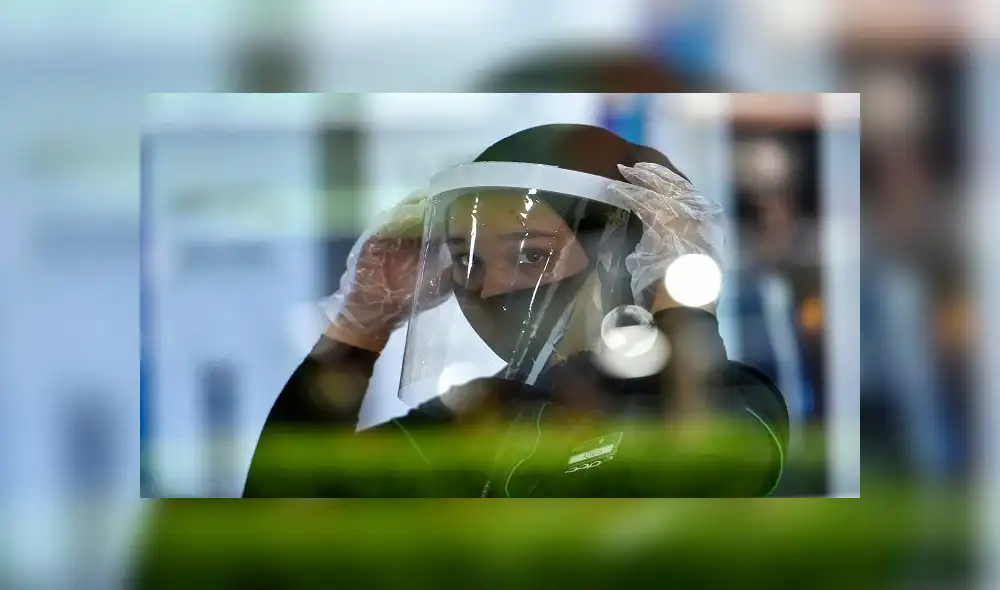 An employee of a smartphone shop wears a face mask under a protective face shield to combat the spread of the COVID-19 coronavirus at a market in Banda Aceh on May 28, 2020. (Photo by CHAIDEER MAHYUDDIN / AFP) An employee of a smartphone shop wears a face mask under a protective face shield to combat the spread of the COVID-19 coronavirus at a market in Banda Aceh on May 28, 2020. (Photo by CHAIDEER MAHYUDDIN / AFP)