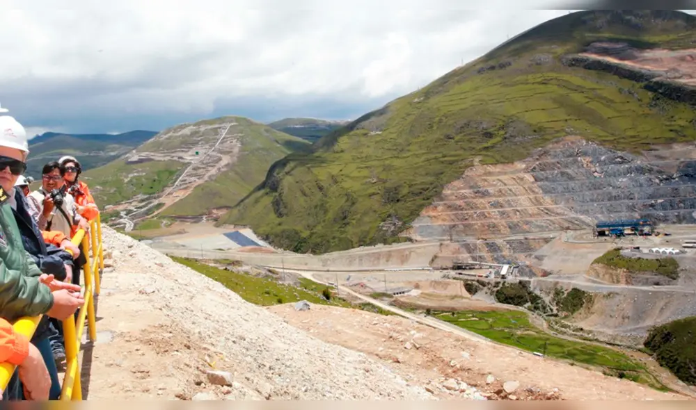 Las Bambas procedería a la paralización total ante bloqueo de carreteras