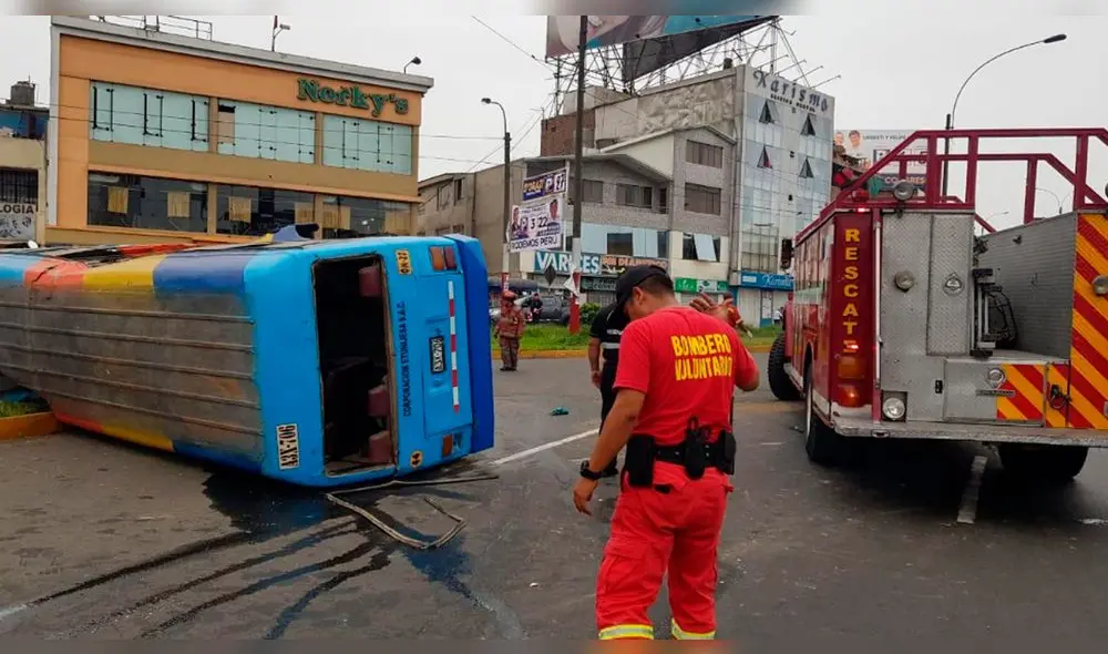 La cúster que cubre la ruta Callao-Callao llevó la peor parte tras volcarse y sus pasajeros resultar heridos. (Foto: Carlos Contreras / La República) La cúster que cubre la ruta Callao-Callao llevó la peor parte tras volcarse y sus pasajeros resultar heridos. (Foto: Carlos Contreras / La República)