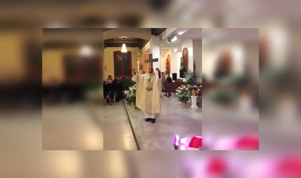 Desliza las imágenes para observar los impresionantes movimientos de un sacerdote, quien asombró a sus fieles.