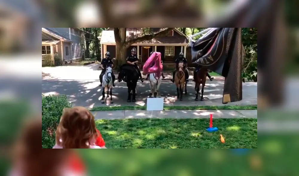 Desliza las imágenes para ver el emotivo detalle que dieron un grupo de policías a una menor en cuarentena. Foto: TikTok Desliza las imágenes para ver el emotivo detalle que dieron un grupo de policías a una menor en cuarentena. Foto: TikTok