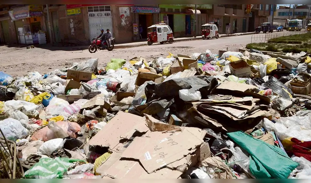 problema. Juliaqueños tienen que vivir en medio de la basura, debido a que existe oposición a trasladar residuos a las celdas de Huanuyo en Cabanillas. problema. Juliaqueños tienen que vivir en medio de la basura, debido a que existe oposición a trasladar residuos a las celdas de Huanuyo en Cabanillas.