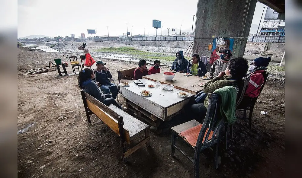 Muebles. Con muebles viejos que recogieron como recicladores, armaron un comedor debajo del puente.  (Foto: John Reyes)