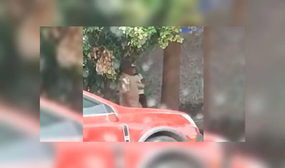 Hombre fue captado besando y tocando a una niña a cambio de comida en Oaxaca. Foto: Twitter Hombre fue captado besando y tocando a una niña a cambio de comida en Oaxaca. Foto: Twitter