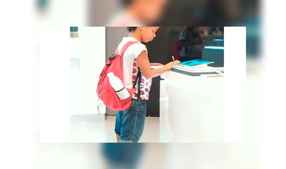 Niño hace su tarea de Geografía en una tienda de celulares y es felicitado [VIDEO]