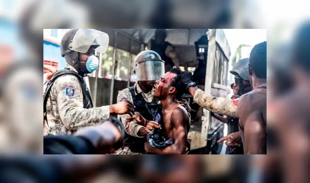 Uno de los manifestantes siendo reprimido violentamente por la Policía de Haití. Uno de los manifestantes siendo reprimido violentamente por la Policía de Haití.