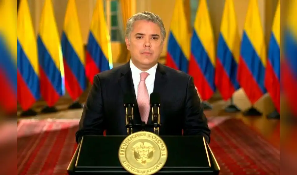 A market trader shows different currency notes in Caracas on March 10, 2019, during the third day of a massive power outage which has left Venezuelans without communications, electricity and water. - The unprecedented power outage already left 15 patients dead and threatens to extend indefinitely, increasing distress for the severe political and economic crisis hitting the oil-rich South American nation. (Photo by Cristian Hernandez / AFP)