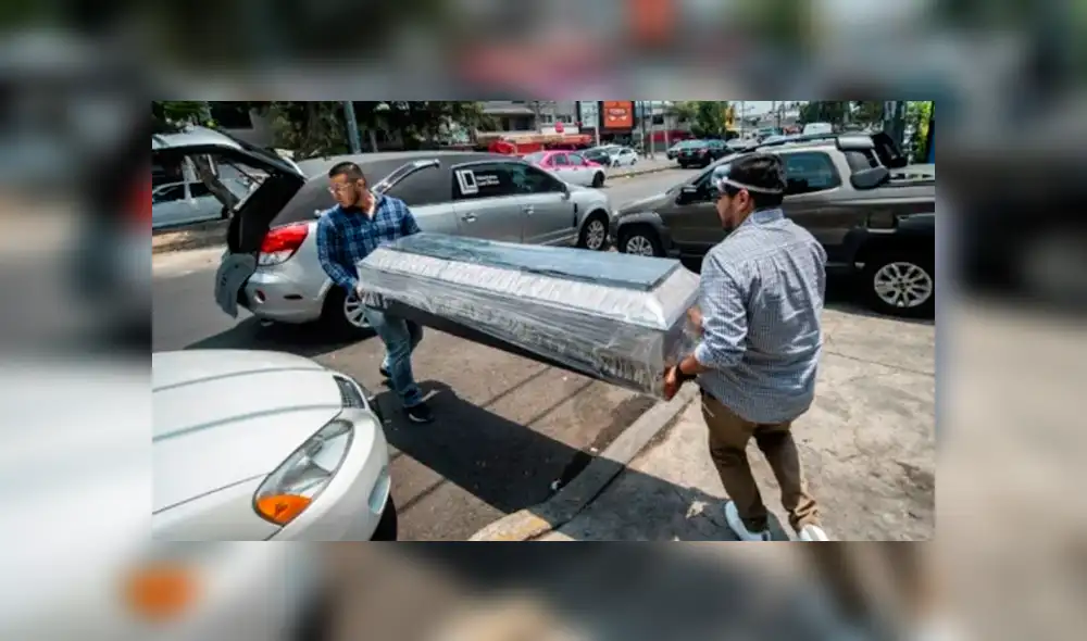 Funeraria entrega ataúd sin cuerpo a familia en México. Foto: AFP Funeraria entrega ataúd sin cuerpo a familia en México. Foto: AFP