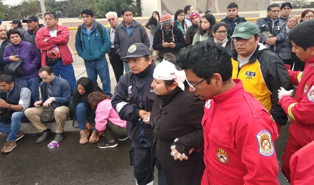 San Borja: pasajeros quedan atrapados tras volcadura de bus en el que viajaban [VIDEO]