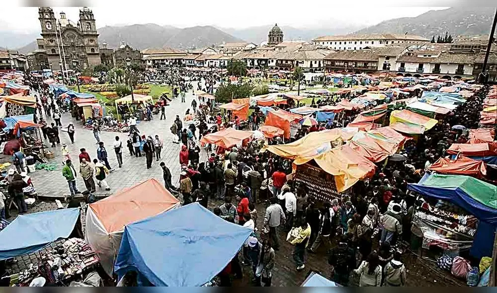 FERIA ARTESANAL SANTURANTIKUY SE DESARRROLLA EN LA PLAZA DE ARMAS DEL CUSCO
ARTESANIAS CUSQUE—AS
FERIA ARTESANAL SANTURANTIKUY SE DESARRROLLA EN LA PLAZA DE ARMAS DEL CUSCO
ARTESANIAS CUSQUE—AS