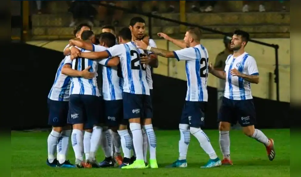 Universitario perdió 1-0 ante Cerro Largo en la Noche Crema. Universitario perdió 1-0 ante Cerro Largo en la Noche Crema.