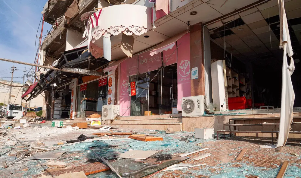 El incendio afectó a un edificio que albergaba una panadería y viviendas estudiantiles en Dohuk. Foto: AFP