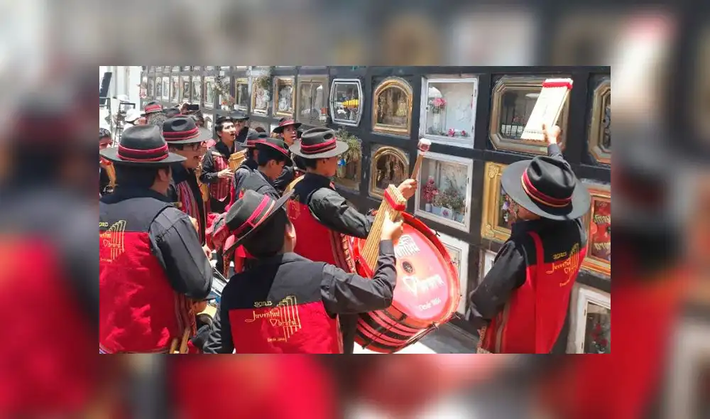 Sikuris visitan las tumbas de músicos y artistas de la región de Puno [VIDEO]